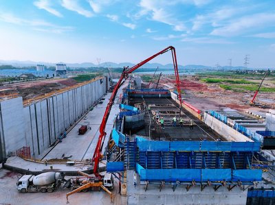 湖南常德青山樞紐項目取得關(guān)鍵進展 船閘閘首全部封頂，混凝土切割技術(shù)顯成效